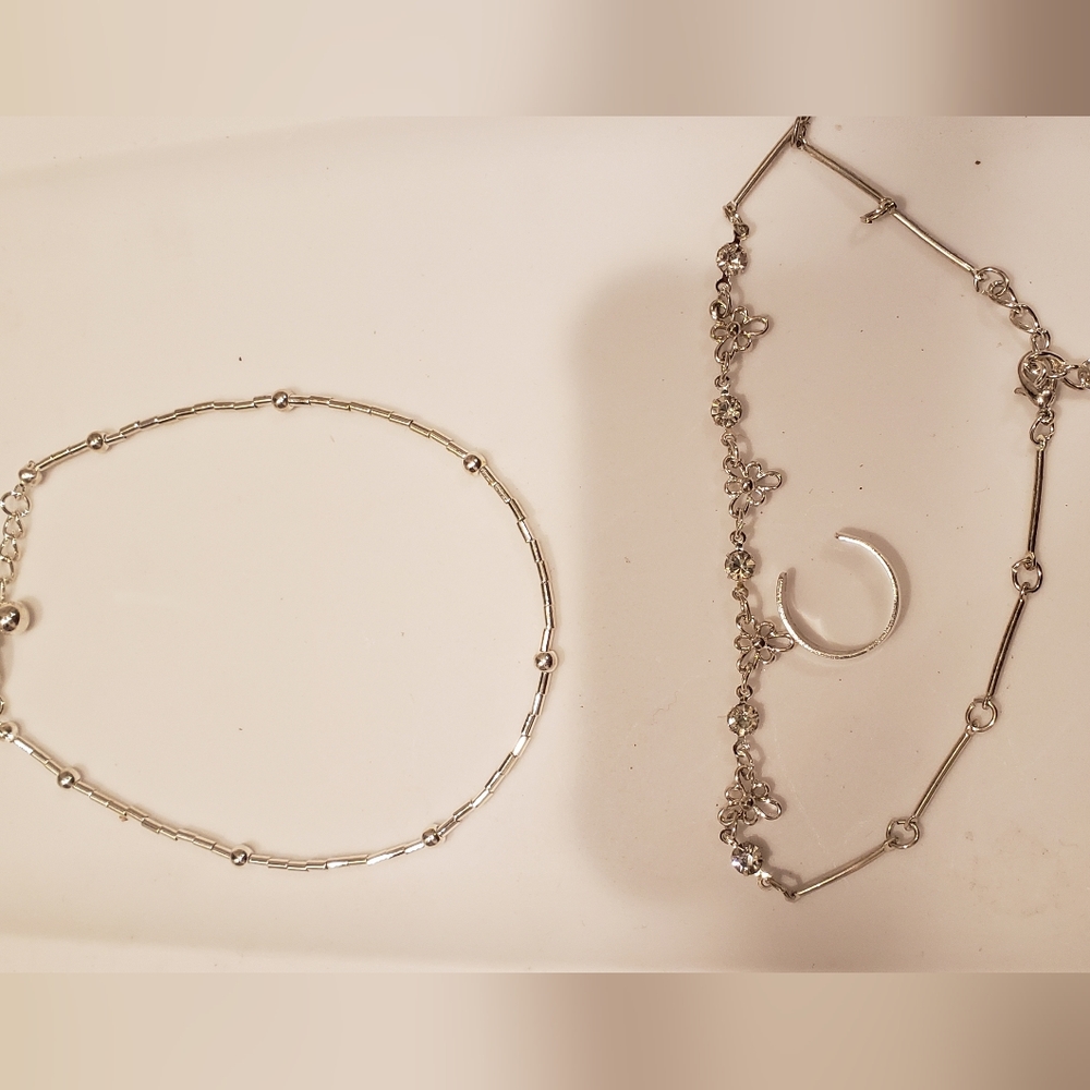 2 Anklets with plain toe ring